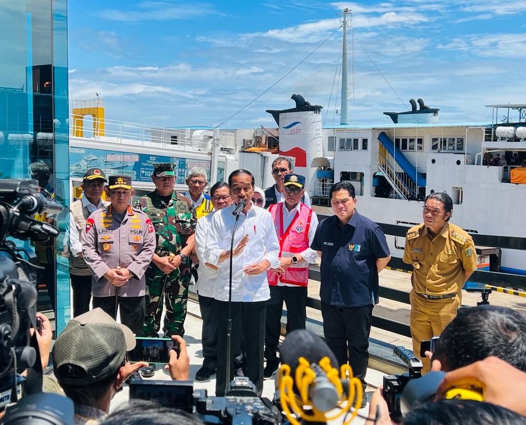 Presiden Joko Widodo meninjau langsung Pelabuhan Merak, Kota Cilegon, Banten (11/4/2023). Presiden Jokowi ingin memastikan bahwa kesiapan dan desain besar perencanaan arus mudik pada tahun ini dapat berjalan dengan baik.
