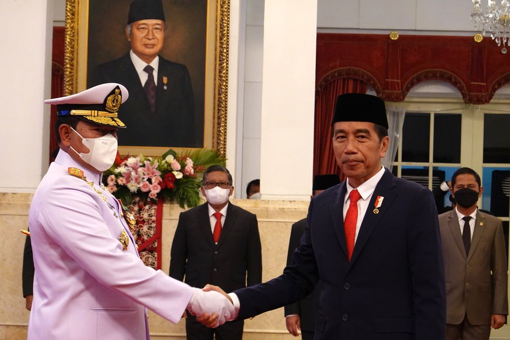 Presiden Joko Widodo memberikan selamat kepada Laksamana Yudo Margono sebagai Panglima TNI, Senin (17/12/2022). Presiden antara lain meminta Panglima TNI menjaga netralitas TNI jelang Pemilu 2024.