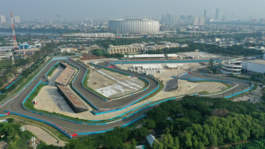Foto udara lintasan AGI Jakarta International E-Prix Circuit di kawasan Ancol Taman Impian, Jakarta Utara, Selasa (9/5/2023). Jakarta menjadi salah satu tuan rumah musim ke-9 Kejuaraan Dunia ABB FIA Formula E World Championship.