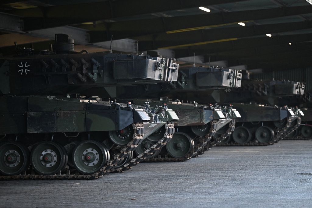 Tank-tank Leopard yang akan dikirimkan ke Ukraina berjajar di pusat pelatihan di Augustdorf, Jerman, 1 Februari 2023.