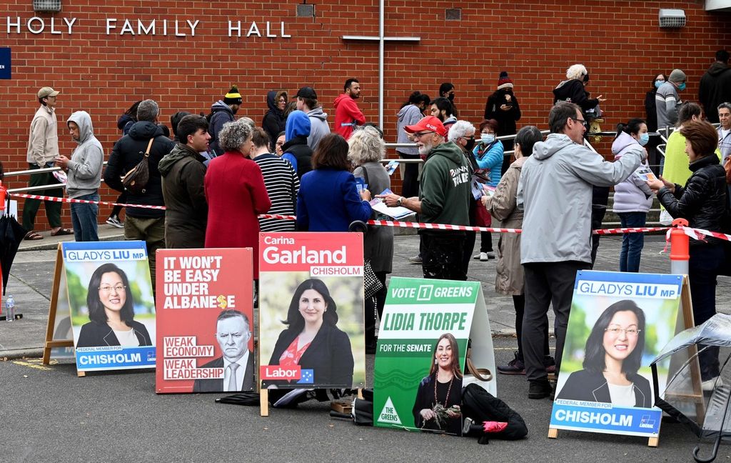 Para pemilih mengantre di pusat pra-pemungutan suara di daerah pemilihan Chisholm di Melbourne pada 19 Mei 2022, menjelang pemilihan umum pada 21 Mei 