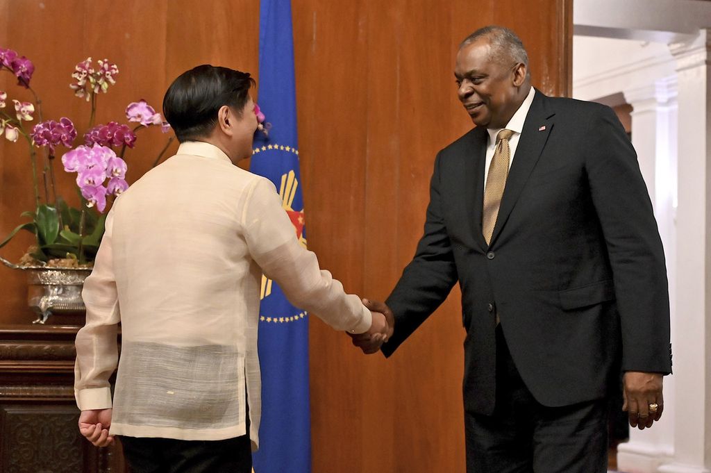 Menteri Pertahanan Amerika Serikat Lloyd James Austin III berjabat tangan dengan Presiden Filipina Ferdinand Marcos Jr dalam pertemuan di Istana Malacanang, Manila, 2 Februari 2023. 