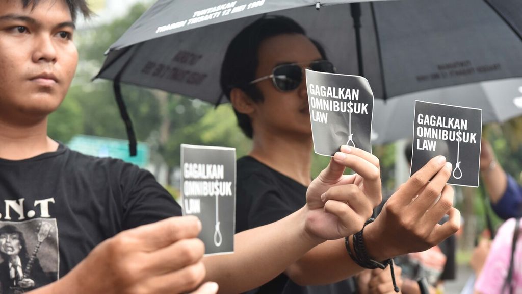 Aktivis HAM yang dimotori oleh Jaringan Solidaritas Korban untuk Keadilan mengikuti Aksi Kamisan ke-626 di depan Istana Merdeka, Jakarta, Kamis (16/1/2020). 