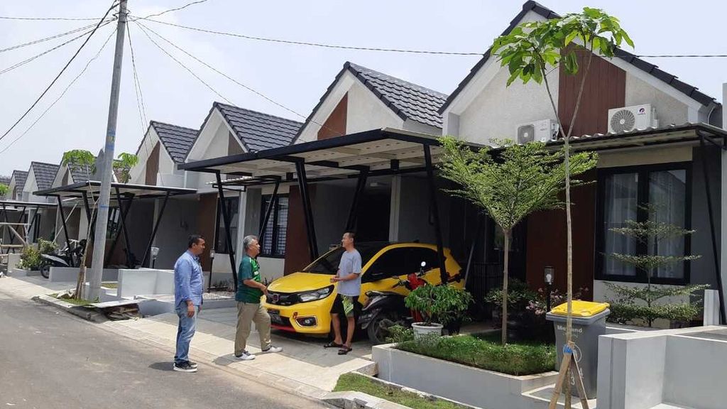 Roni Iswan (berkaus abu-abu), pemilik rumah di kluster Lisse Metland Cibitung, Bekasi, Jawa Barat, Jumat (24/3/2023). Ia memilih rumah tapak sebagai hunian daripada apartemen.