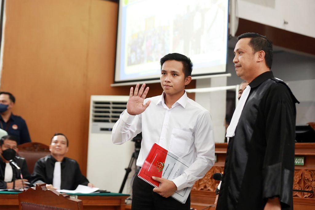 Terdakwa kasus pembunuhan Brigadir J atau Nofriansyah Yosua Hutabarat, Richard Eliezer, saat menjalani sidang perdana di Pengadilan Negeri Jakarta Selatan, Selasa (18/10/2022). 