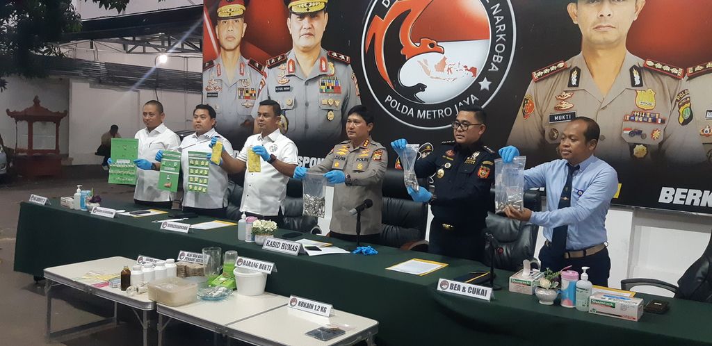 Polisi menunjukkan barang bukti kasus narkoba berupa ekstasi dan kokain di Markas Polda Metro Jaya, Jakarta, Rabu (19/10/2022).