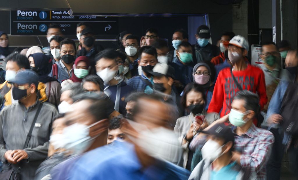 Para pekerja berhamburan keluar dari Stasiun Sudirman, Jakarta Pusat, menuju tempat kerja masing-masing, Jumat (19/11/2021). Tidak sedikit para pekerja di Jakarta adalah generasi <i>sandwich, </i>Yyitu mereka yang harus bekerja untuk menghidupi keluarga dan di waktu bersamaan harus menopang ekonomi orangtua.