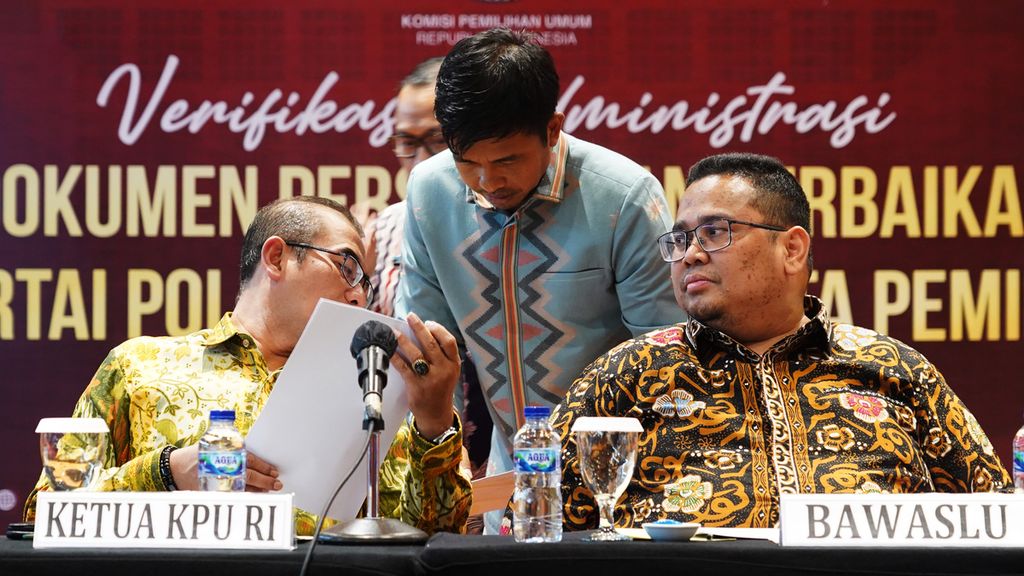 Ketua KPU Hasyim Asy'ari, Komisioner KPU Idham Holik, dan Ketua Bawaslu Rahmat Bagja (dari kiri ke kanan) hadir dalam Pengumuman Rekapitulasi Hasil Verifikasi Administrasi Calon Partai Politik Peserta Pemilu 2024 di Hotel Borobudur, Jakarta, Jumat (14/10/2022). 