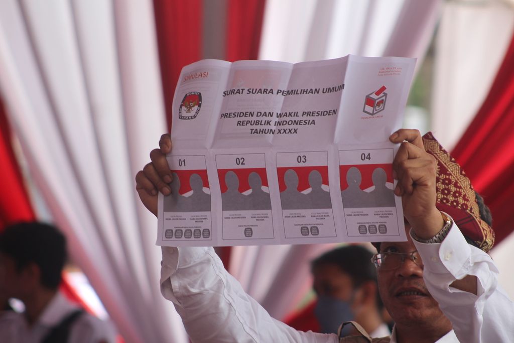 Seorang petugas KPPS simulasi memeriksa surat suara pada simulasi penghitungan suara di Palembang, Kamis (27/4/2023). Sebelum di Palembang, simulasi ini sudah pernah digelar di Tangerang Selatan dan Bogor.