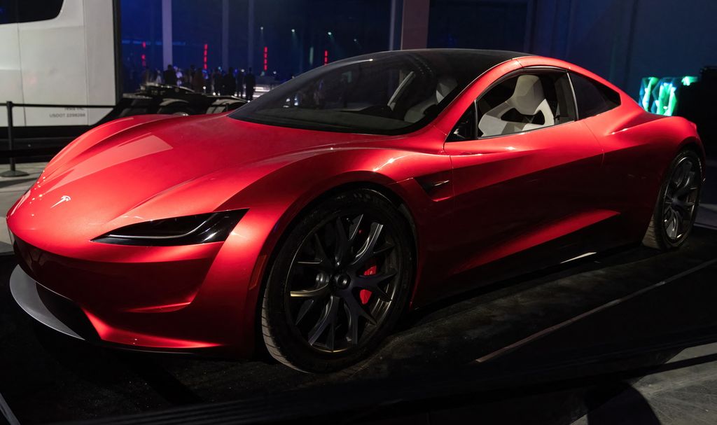 Tesla Roadster dipajang di fasilitas manufaktur Tesla Giga Texas selama pesta pembukaan "Cyber ​​Rodeo" di Austin, Texas, Amerika Serikat, pada Kamis (7/4/2022).. Pada Desember 2022-Januari 2023, Tesla mengumumkan pemangkasan harga di berbagai negara.