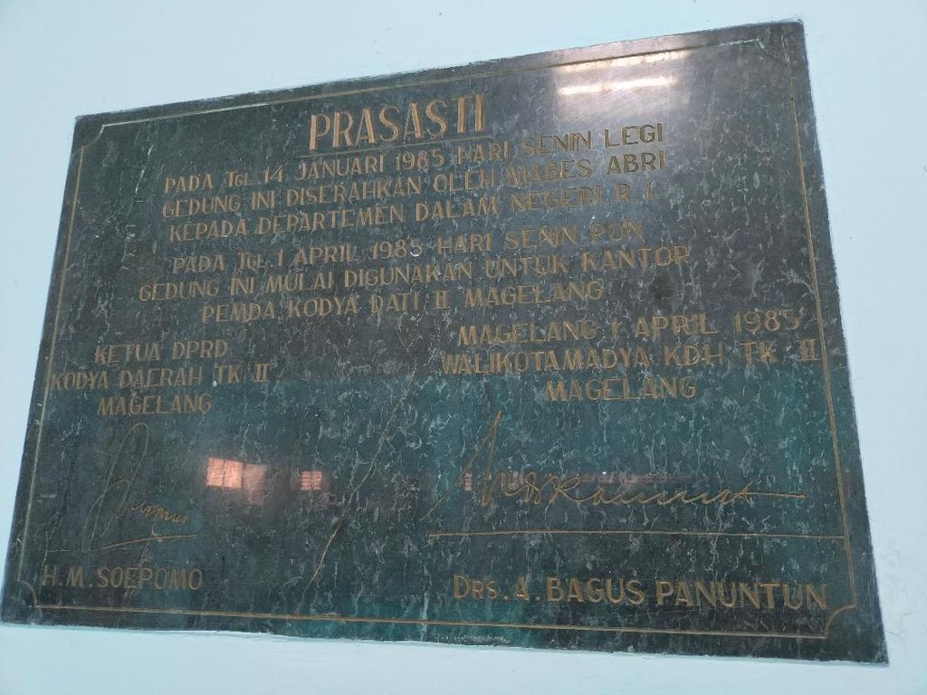 Prasasti yang menyebutkan penyerahan aset Mabes ABRI untuk menjadi kompleks perkantoran Pemerintah Kota Magelang pada tahun 1985.