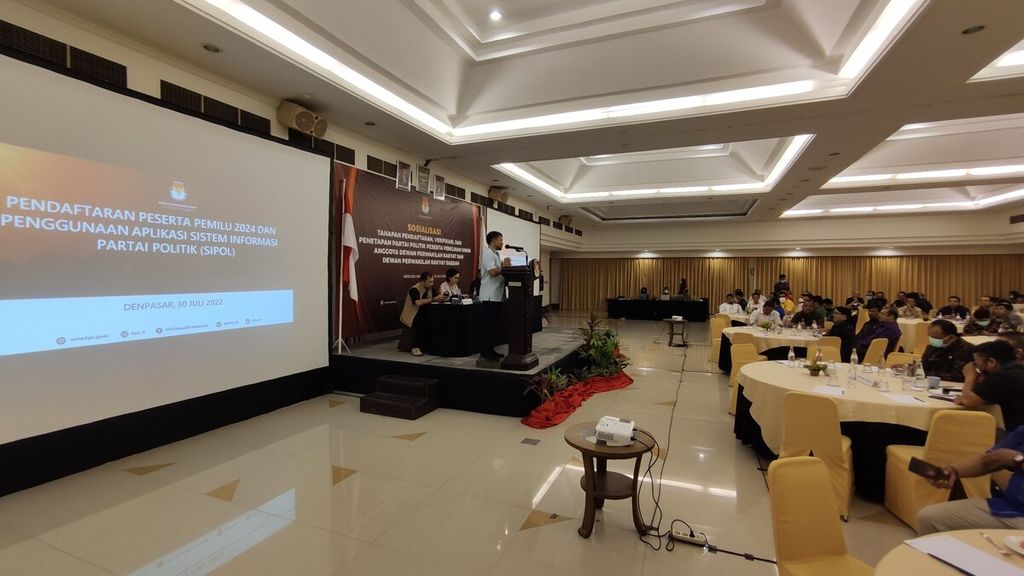 Anggota KPU, Idham Holik (berdiri), dalam acara Sosialisasi Tahapan Pendaftaran, Verifikasi, dan Penetapan Parpol Peserta Pemilu, Anggota DPR dan DPRD yang digelar KPU Bali di Kota Denpasar, Bali, Sabtu (30/7/2022).