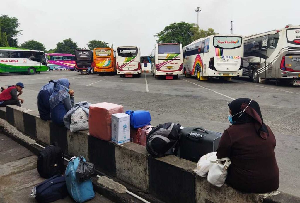 Penumpang menunggu kedatangan bus di Terminal Kalideres, Jawa Barat, Senin (11/4/2022).