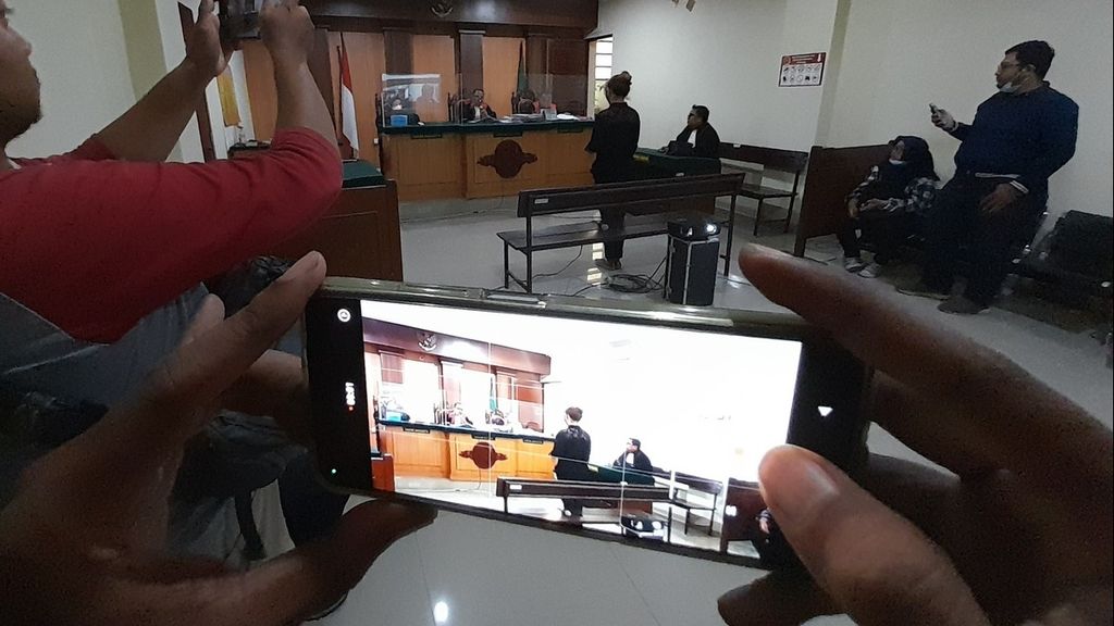 Suasana sidang vonis kasus Undang-Undang Informasi dan Transaksi Elektronik dengan terdakwa Dian Patria Arum Sari di Pengadilan Negeri Kepanjen, Malang, Jawa Timur, Selasa (21/3/2023).