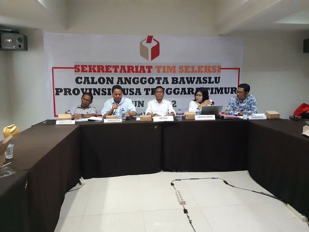 Suasana konferensi pers tim seleksi Bawaslu Provinsi Nusa Tenggara Timur yang berlangsung di Kota Kupang pada Rabu (13/7/2022).