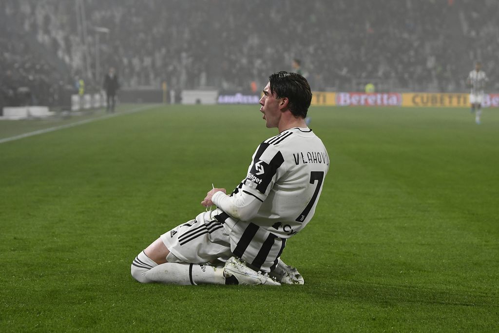 Pemain Juventus, Dusan Vlahovic, melakukan selebrasi setelah mencetak gol pembuka dalam lanjutan pertandingan Liga Italia antara Juventus dan Hellas Verona di Stadion Allianz, Turin, Senin (7/2/2022) dini hari WIB. Juventus mengalahkan Hellas Verona, 2-0.
