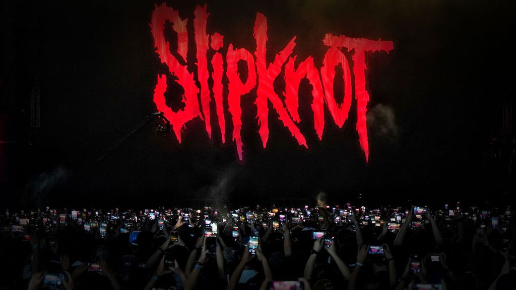 Ribuan penonton merekam dengan gawainya menjelang penampilan band Slipknot dalam Hammersonic Festival 2023 di Jakarta International E-Prix Circuit, Ancol, Jakarta Utara, Minggu (19/3/2023). 