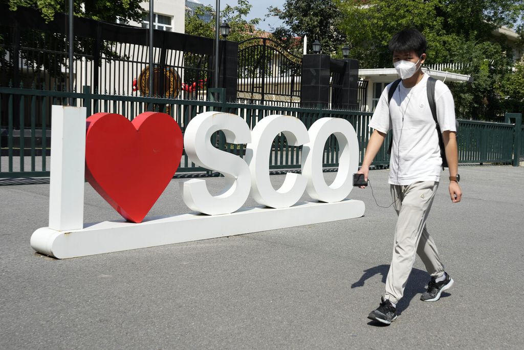 Seorang pejalan kaki melewati kantor Sekretariat Organisasi Kerja Sama Shanghai (SCO) di Beijing, China, pada 9 September 2022.