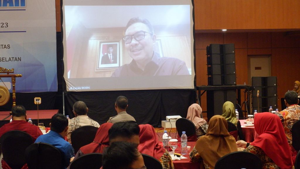 Kepala Badan Kependudukan dan Keluarga Berencana Nasional (BKKBN) Hasto Wardoyo (terlihat di layar) menyampaikan sambutan secara daring pada Rakerda Bangga Kencana Provinsi Kalsel Tahun 2023 di Banjarmasin, Rabu (15/2/2023).