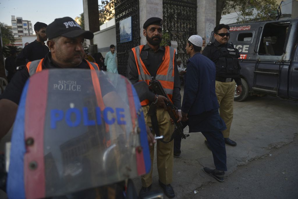 Petugas kepolisian berjaga di luar sebuah masjid di kota Karachi, Pakistan, 31 Januari 2023, sehari setelah serangan bom bunuh diri di masjid di dalam kompleks kepolisian di Peshawar. Setidaknya 100 orang tewas dalam insiden tersebut. 