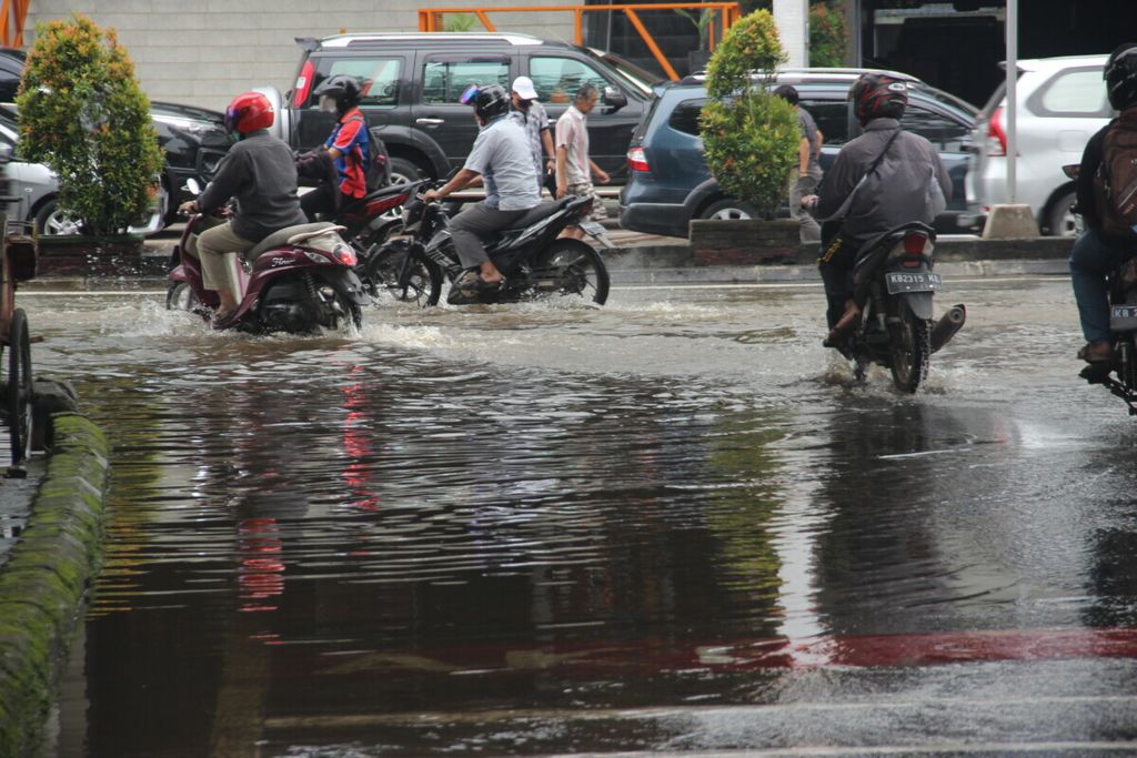 Banjir rob mulai menggelangi Jalan Gajah Mada, Kota Pontianak, Kalimantan Barat, Selasa (4/1/2022). 