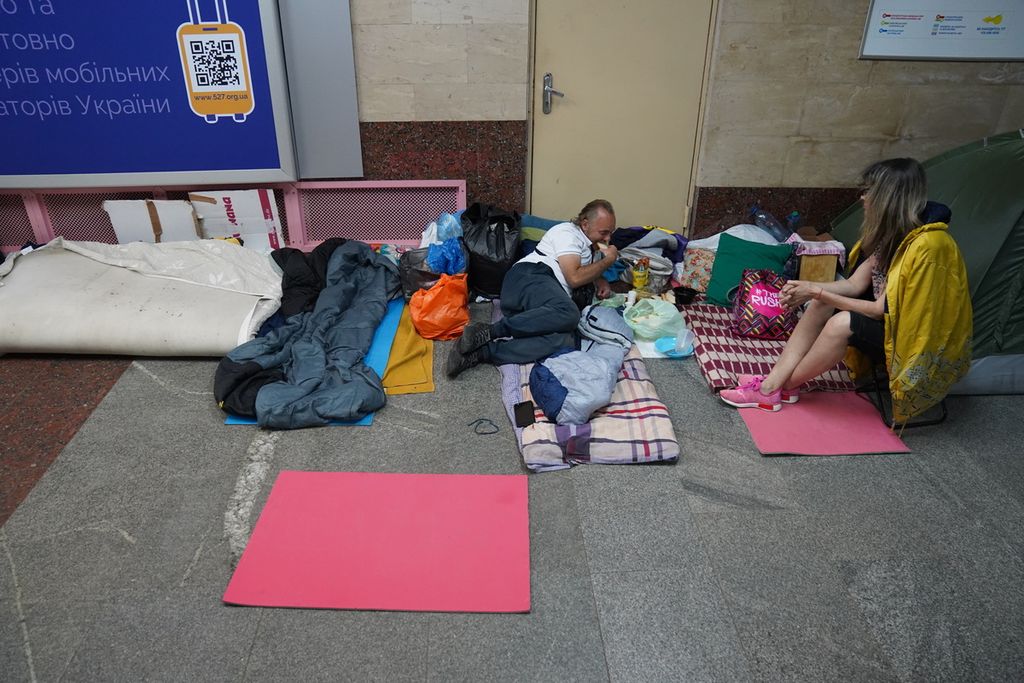 Sejumlah warga terpaksa tinggal di sebuah stasiun kereta bawah tanah (metro) di Kharkiv, Ukraina, Rabu (6/7/2022). Mereka mengungsi dari tempat tinggal mereka ke stasiun bawah tanah karena merasa tidak aman dengan situasi Kharkiv yang selalu diserang rudal maupun artileri hampir setiap hari. Sebagian lagi terpaksa mengungsi karena tempat tinggalnya sudah hancur dibom. 