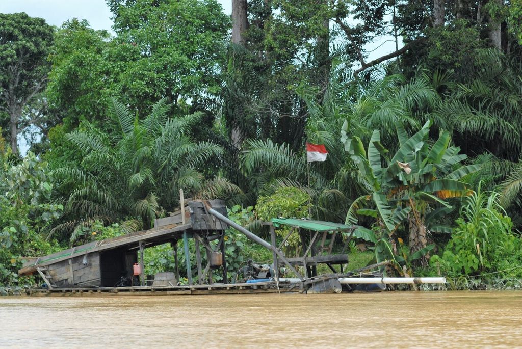 Mesin dompeng emas liar diparkir di tepi Sungai Batanghari, Kamis (17/11/2022). Aktivitas tambang liar itu akan kembali aktif ketika air berangsur surut.