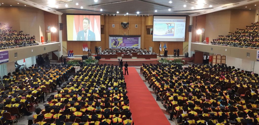 Suasana Universitas Terbuka (UT) Periode I Wilayah 3, 2018/2019, di UT, Tangerang Selatan (27/11/2018). Sebanyak 2.100 mahasiswa UT program magister, sarjana, dan diploma diwisuda.