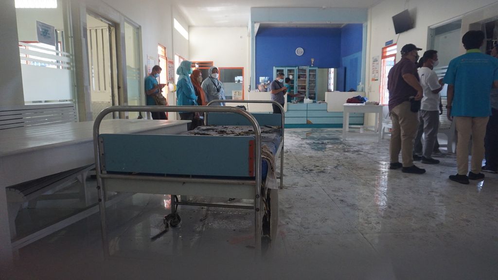 Aparat kepolisian mengecek lokasi kebakaran di Rumah Sakit Jiwa Daerah Surakarta, Kota Surakarta, Jawa Tengah, Jumat (5/8/2022). Insiden tersebut menewaskan dua pasien dan mengakibatkan tiga pasien mengalami luka bakar. Adapun ruang yang terbakar merupakan ruang perawatan intensif psikiatri untuk laki-laki.