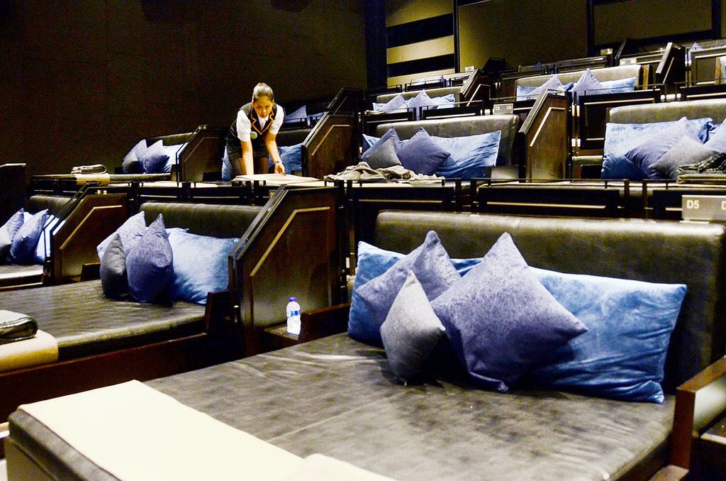 Petugas merapikan tempat tidur di ruang Velvet di bioskop CGV Blitz, Grand Indonesia, Jakarta Pusat, Kamis (15/10/2015). Selain menawarkan sensasi berbeda melalui tontonan film empat dimensi (4DX), pengelola menawarkan kemewahan dan kenyamanan menonton film seperti berada di kamar sendiri.