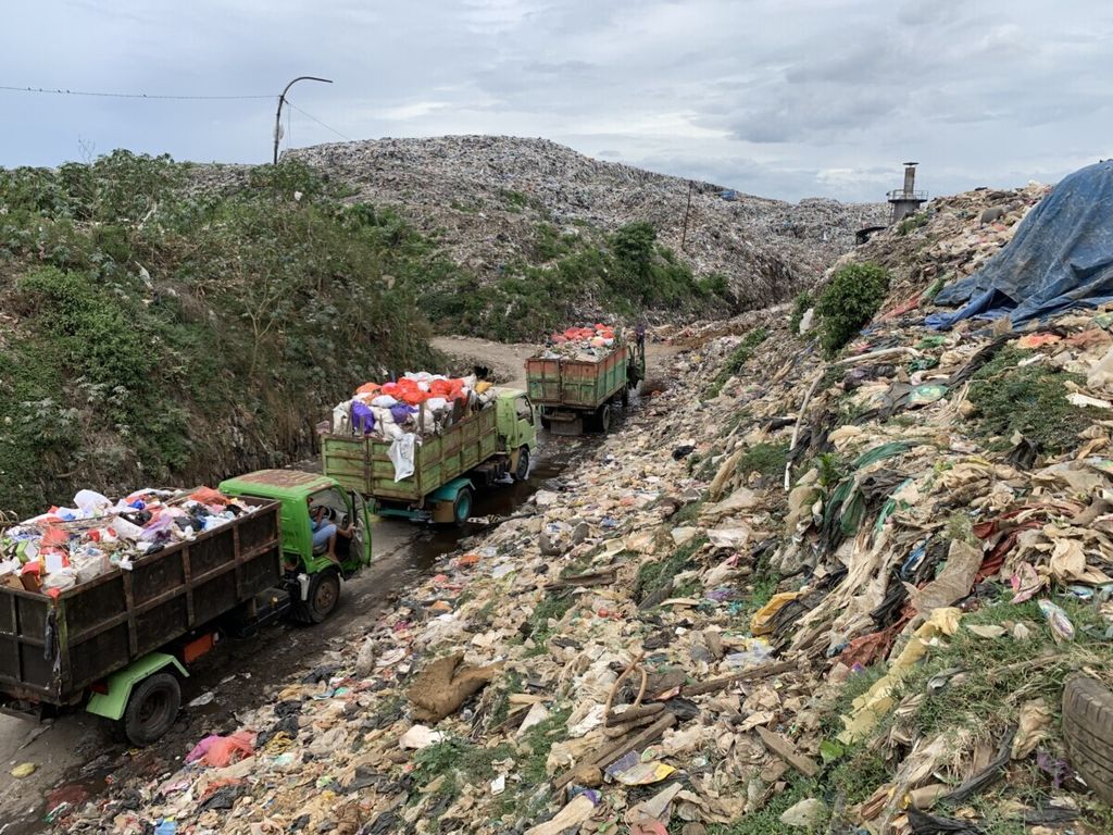 Mobil truk sampah berjejer di antara gunungan sampah di TPA Tamangapa Makassar, Senin (20/9/2021). Saat ini Makassar menghadapi persiapan pelik mengatasi sampah.