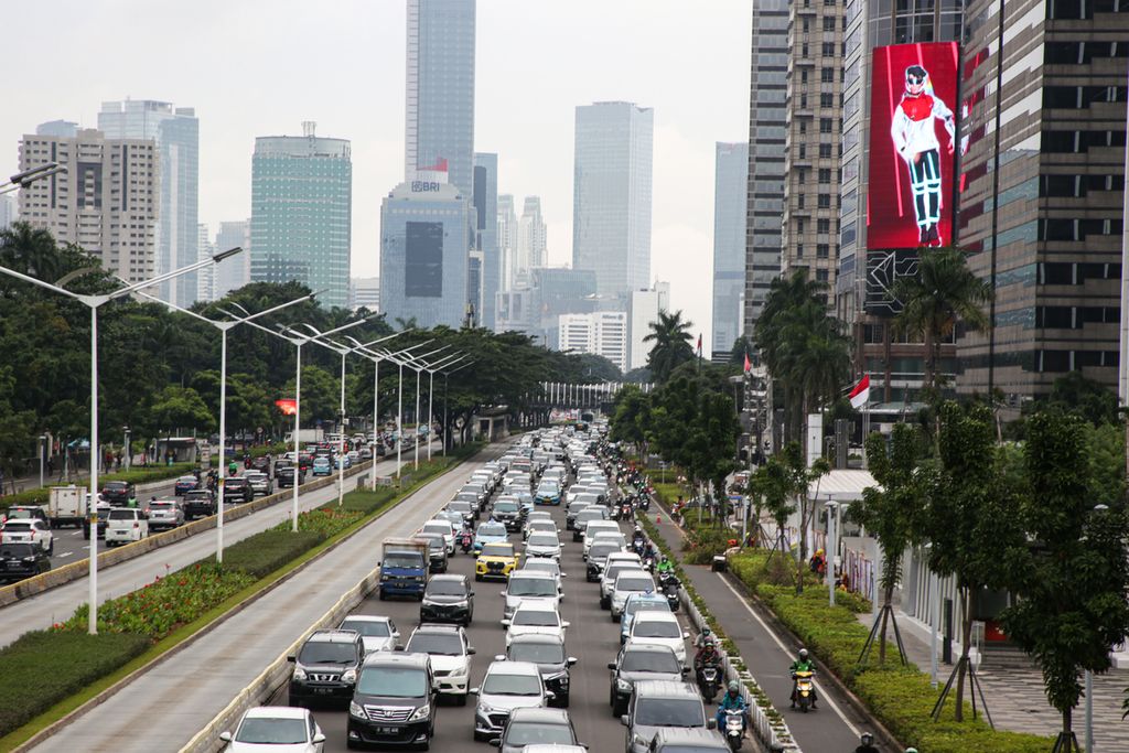 Kemacetan di jalan protokol Jenderal Sudirman, Senayan, Jakarta, Rabu (15/3/2023).