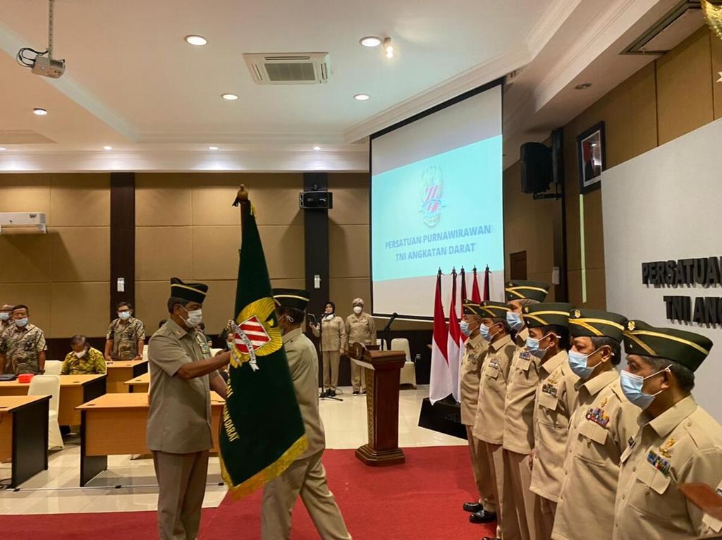 Ketua Umum PPAD Letjen (Purn) Doni Monardo menyerahkan panji-panji PPAD kepada Ketua PPAD Jakarta Mayjen (Purn) Fuad Basya, Rabu (13/7/2022), di kantor PPAD di Jakarta.