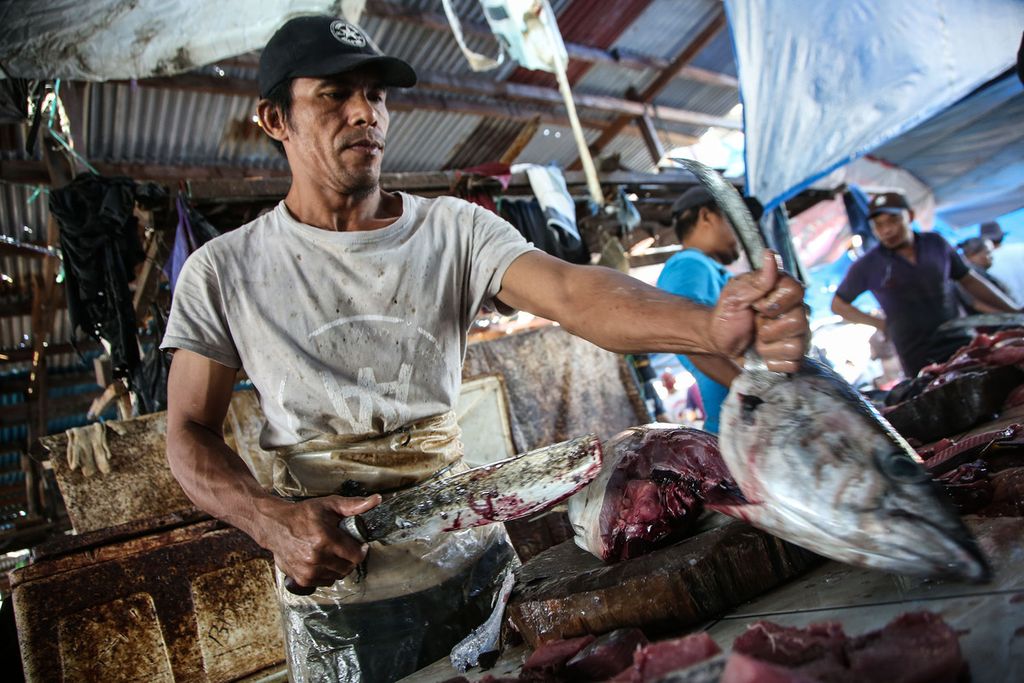 Ikan tuna diperdagangkan di Pasar Ikan Hamadi, Jayapura, Papua, Jumat (3/12/2021). Pasar Ikan Hamadi menjadi pusat perdagangan perikanan utama di Jayapura dan Papua pada umumnya. 