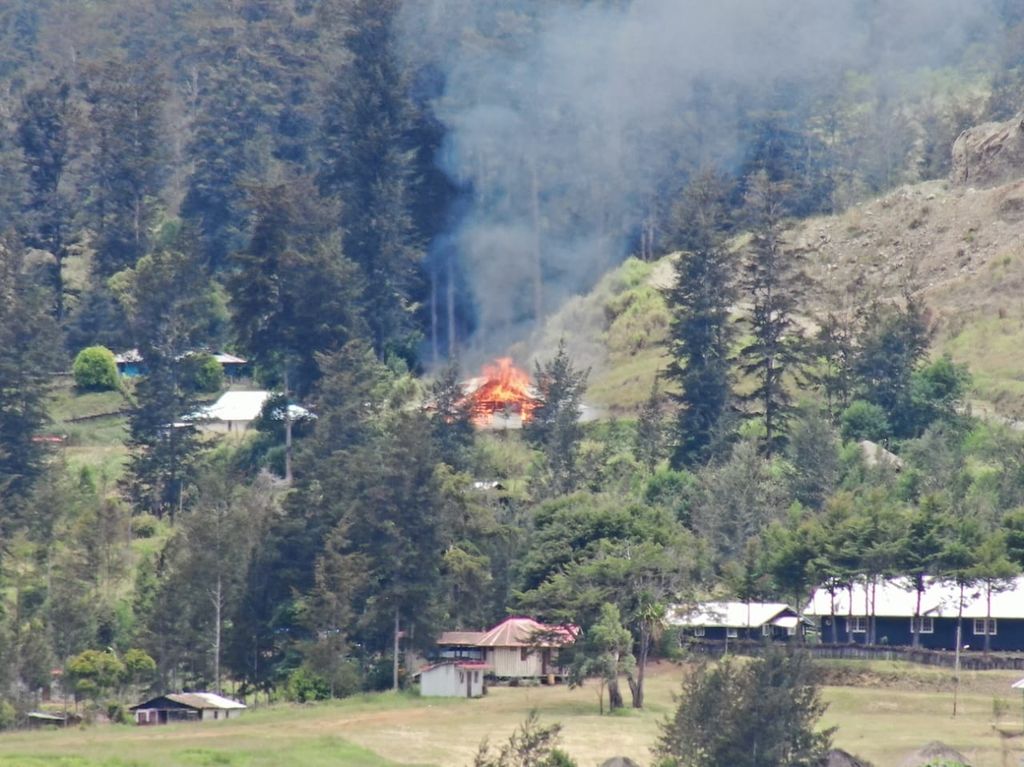 Kelompok kriminal bersenjata membakar rumah guru di Distrik Gome, Kabupaten Puncak, Papua Tengah, Selasa (28/3/2023).