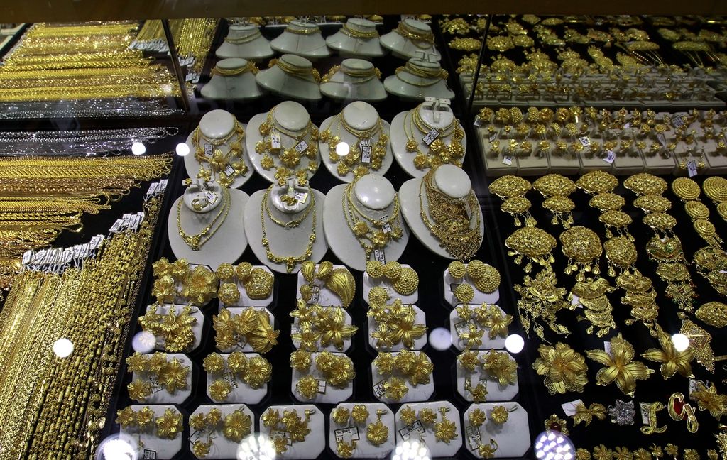 Berbagai bentuk dan corak perhiasan emas yang ditawarkan di toko emas Cikini Gold Center, Jakarta, Jumat (18/10/2019). 