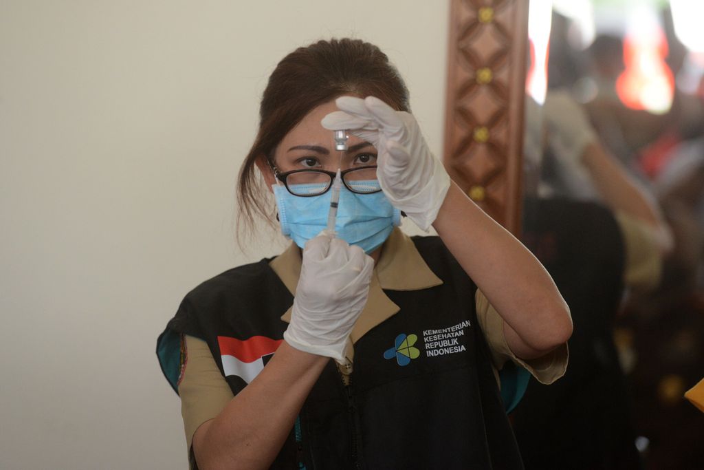 Petugas medis bersiap menyuntikkan vaksin Covid-19 di Kantor Dinas Kesehatan Kabupaten Boyolali, Boyolali, Jawa Tengah, Senin (25/1/2021). Boyolali telah menerima 7.600 dosis vaksin merk Sinovac dengan prioritas sasaran para tenaga kesehatan. Penyaluran vaksin tersebut dilakukan melalui 52 fasilitas kesehatan di kabupaten itu.