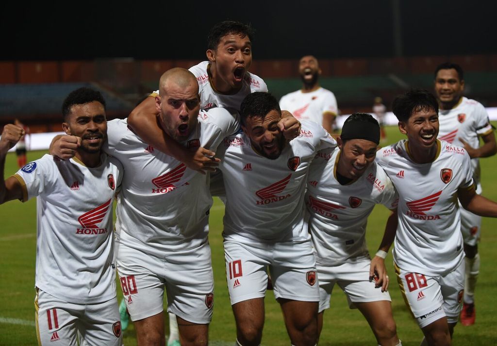Kapten PSM Makassar Willem Jan Pluim (kedua dari kiri) dan rekan-rekannya merayakan gol yang dicetaknya ke gawang Madura United pada pertandingan Liga I BRI 2022-2023 di Gelora Madura Ratu Pamelingan, Pamekasan, Jawa Timur, Sabtu (31/3/2023) . 