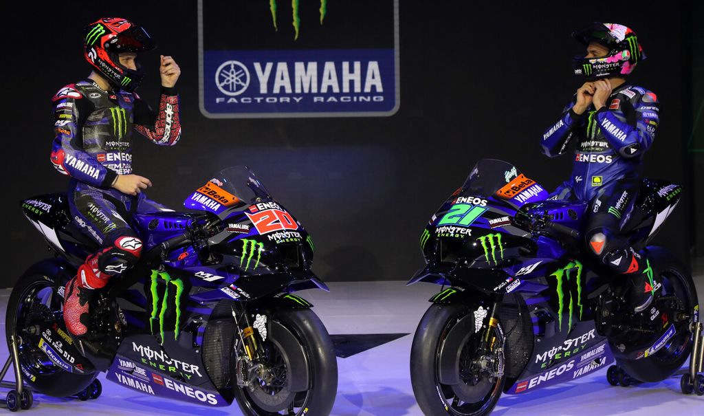 Pebalap Monster Energy Yamaha MotoGP Team, Fabio Quartararo (kiri) dan Franco Morbidelli, memamerkan tampilan sepeda motor Yamaha YZR M1 berikut baju balap dan helm untuk musim 2023 saat peluncuran perdana tampilan <i>livery</i> musim balap 2023 di Jakarta, Selasa (17/1/2023). 