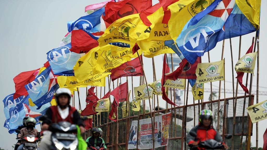 Deretan bendera partai politik peserta Pemilu 2019 menghiasi jalan layang di kawasan Senayan, Jakarta, Minggu (7/4/2019).