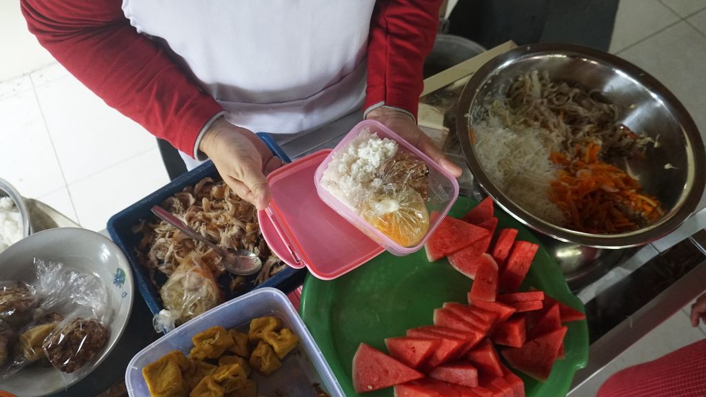 Seorang kader dari Posyandu Mawar Merah, Dusun Klangon, Sedayu, Bantul. DIY, menyiapkan makanan tambahan yang diberikan pada setiap anak yang mendapatkan pelayanan pemantauan tumbuh kembang, Jumat (2/10/2023). Pemberian makanan tambahan tersebut merupakan bagian dari program Gerai Mami Gizela atau Gerakan Remaja Penuhi Makan Minum Gizi Lengkap pada Balita yang diinisiasi oleh puskesmas setempat dalam upaya pencegahan tengkes (<i>stunting</i>).