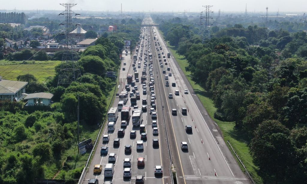 Kepadatan lalu lintas di Tol Jakarta-Cikampek terjadi menjelang area istirahat Km 62, Karawang, Jawa Barat, Minggu (8/5/2022). Arus balik kendaraan dari arah timur menuju Jakarta mencapai puncak kepadatan pada Sabtu dan Minggu. 