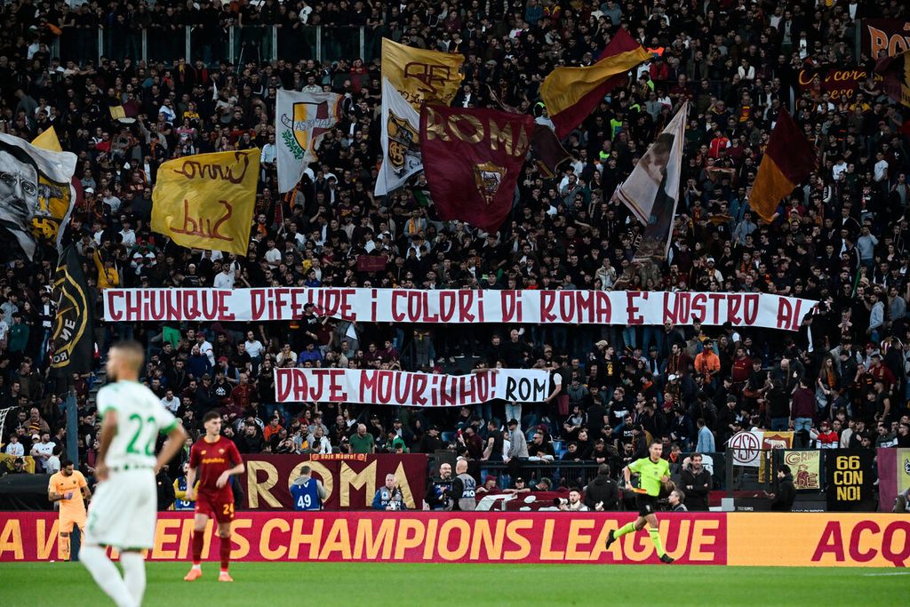 Suporter AS Roma membentangkan spanduk bertuliskan dukungan bagi tim dan pelatih Jose Mourinho pada Liga Seri A Italia di Stadion Olimpiade, Roma, Minggu (12/3/2023). Spanduk itu bertuliskan "Siapa pun yang membela warna Roma adalah sekutu kami. Ayo Mourinho!