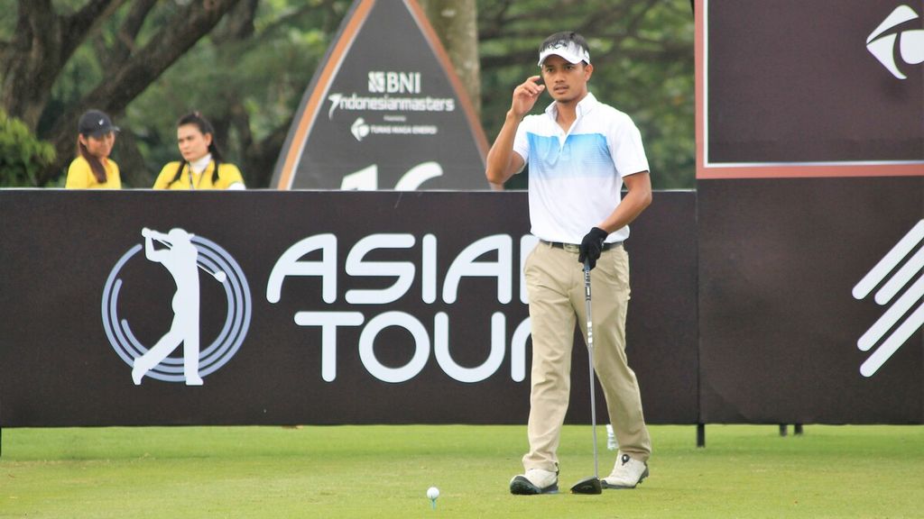 Pegolf Indonesia, Kevin Caesario Akbar, saat mengikuti putaran final turnamen BNI Indonesian Masters Presented by TNE di Royale Jakarta Golf Club, Jakarta, Sabtu (3/12/2022). Pegolf berusia 24 tahun ini menjadi satu-satunya wakil Indonesia yang melangkah ke dua putaran final.