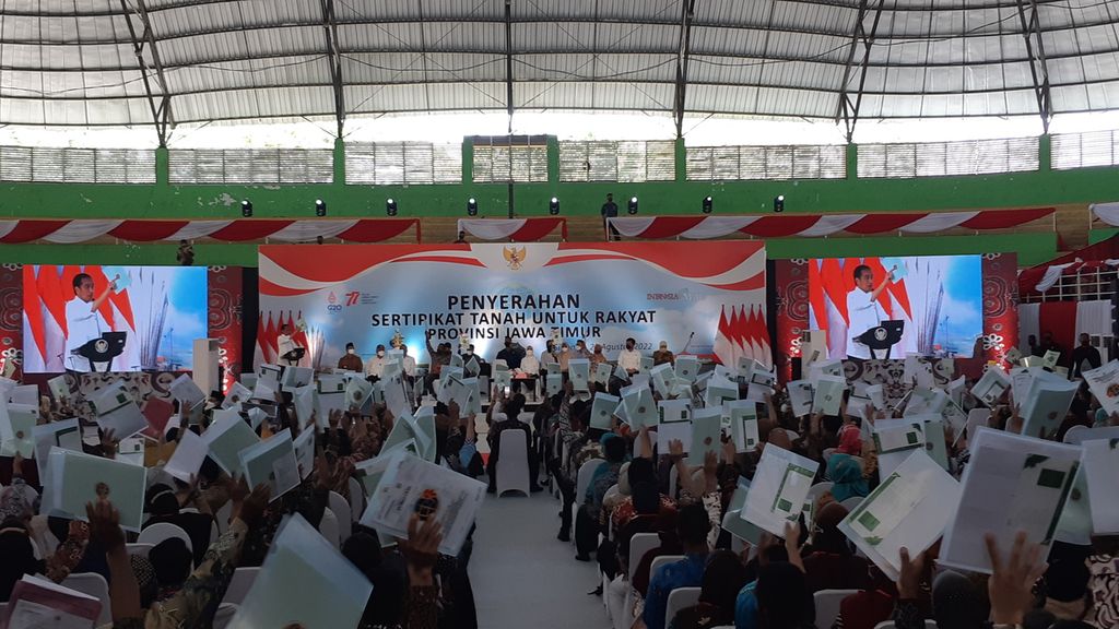 Presiden Jokowi bagikan sertifikat tanah program PTSL kepada warga Jatim di Sidoarjo, Senin (22/8/2022). 