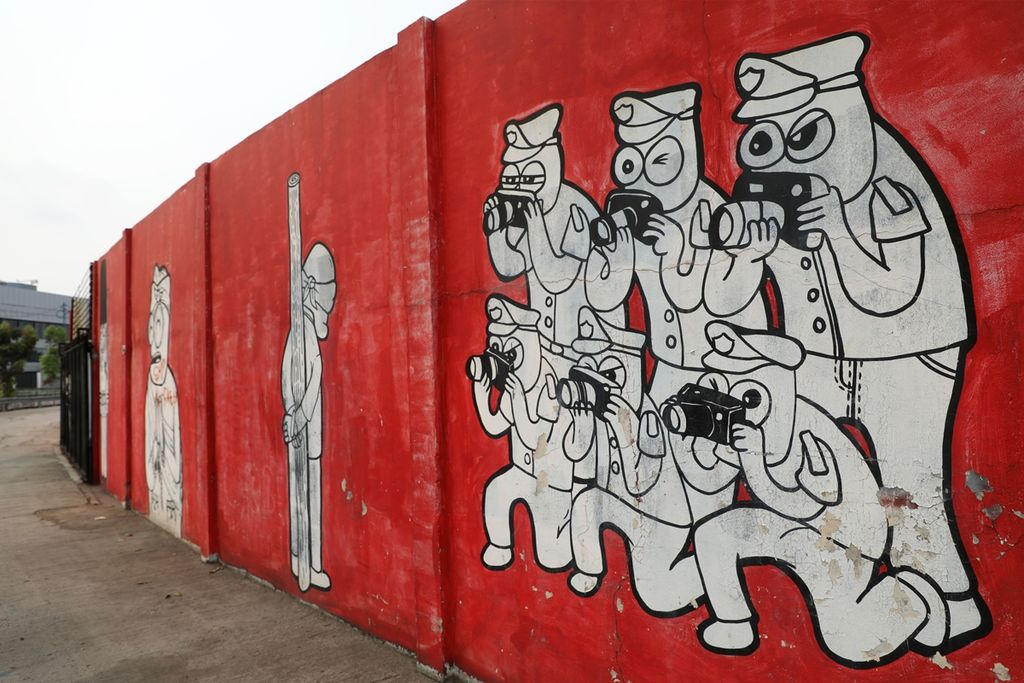 Mural eksekusi hukuman mati terlukis di tembok bangunan di Penjaringan, Jakarta, Minggu (27/10/2019). 