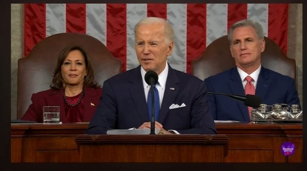 Tangkapan layar Presiden Amerika Serikat Joe Biden menyampaikan pidato kenegaraan di Washington, Rabu (8/2/2023). Di belakang sebelah kiri adalah Wakil Presiden AS Kamala Harris dan di belakang kanan adalah Ketua DPR AS Kevin McCarthy.