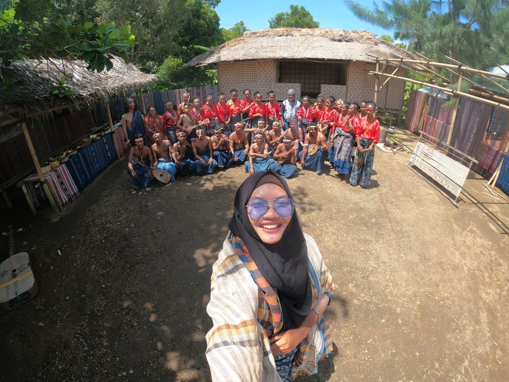 Ranitya Nurlita berswafoto bersama Sanggar Doka Tawa Tana di Maumere, Sikka, Nusa Tenggara Timur, pada tahun 2021. Lita sudah bekerja secara <i>remote</i> atau tidak perlu setiap hari datang ke kantor sejak 2017. Sistem bekerja secara <i>remote</i> memungkinkannya kerja sambil <i>traveling</i> keliling Indonesia.