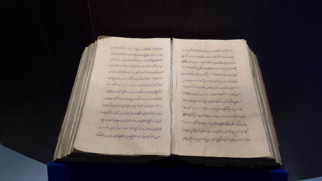 Babad Diponegoro, buku otobiografi Pangeran Diponegoro saat diasingkan pada 1831 -1832. Buku yang terdiri dari 1151 halaman ditulis dalam aksara Arab berbahasa Jawa.