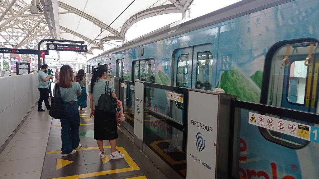 Activities at Blok M BCA MRT Station, Monday (30/1/2023). PT MRT Jakarta (Perseroda) recorded that the number of passengers transported during 2022 reached 19.7 million users.
